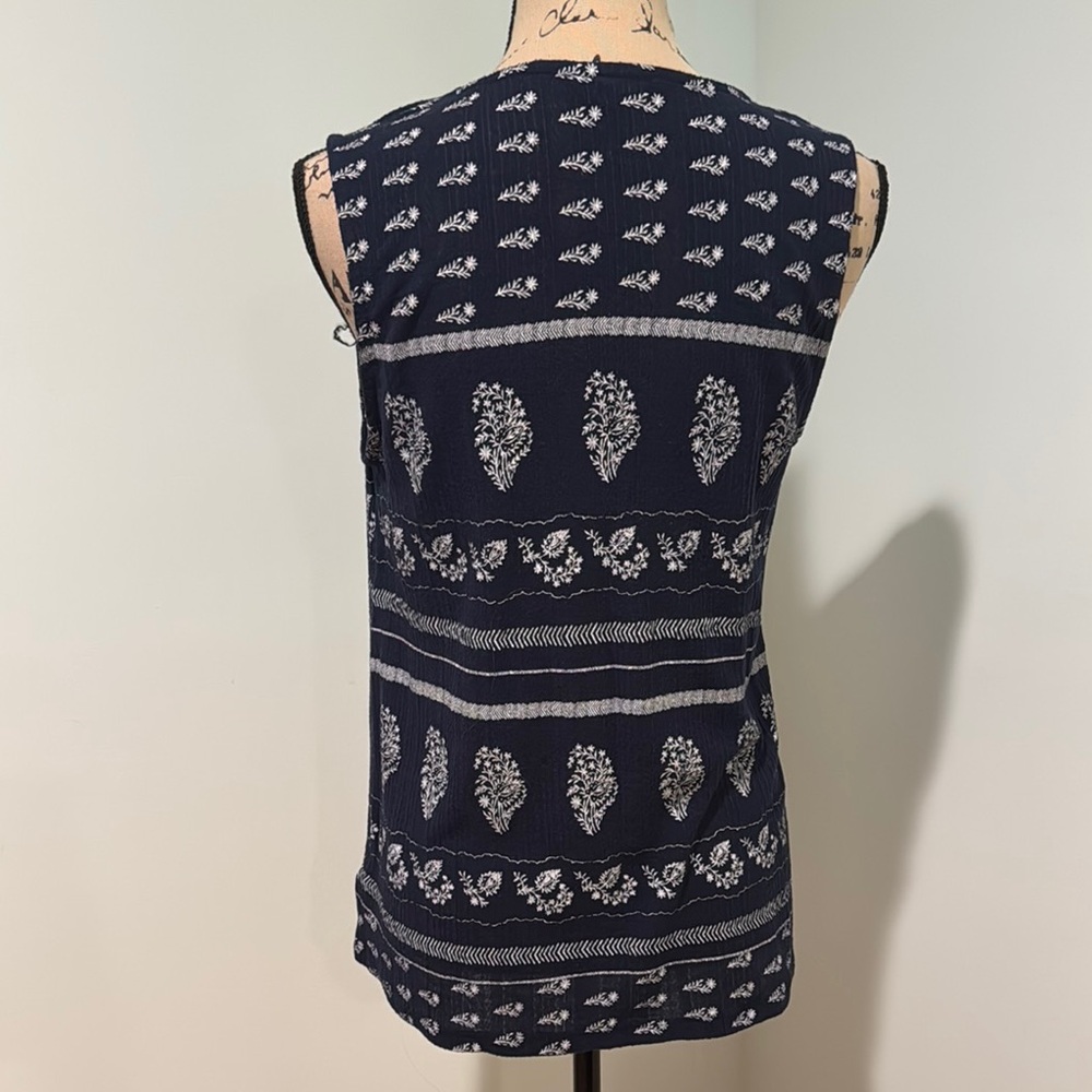 Lucky Brand size medium Navy Blue Sleeveless Top with White Patterns - Picture 4 of 5